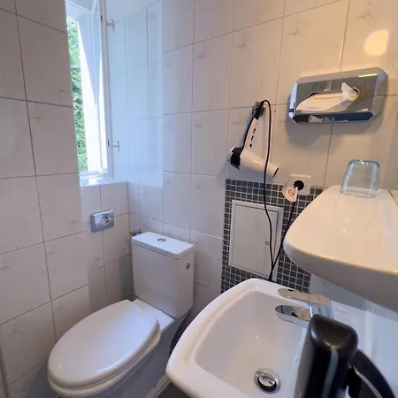 호텔 Hotel-maison Am Olivaer Platz 3*