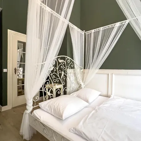 Hotel Hotel-maison Am Olivaer Platz