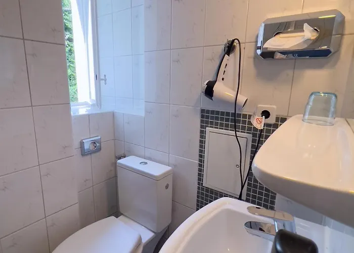 Отель Hotel-maison Am Olivaer Platz 3*