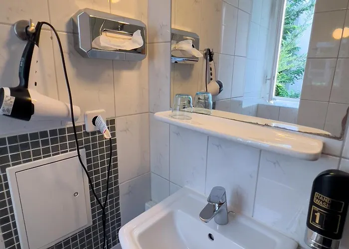 Отель Hotel-maison Am Olivaer Platz Берлин